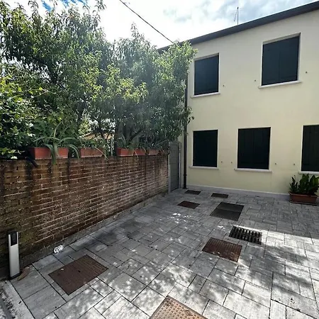 Casa Rielta, Tram E Parking *