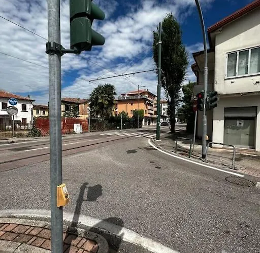 Casa Rielta, Tram E Parking