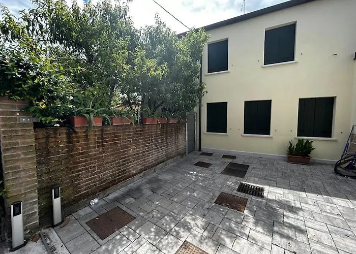 Casa Rielta, Tram E Parking *